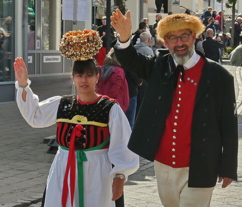 Vorneweg die Steinlachtracht FOTO MEYER