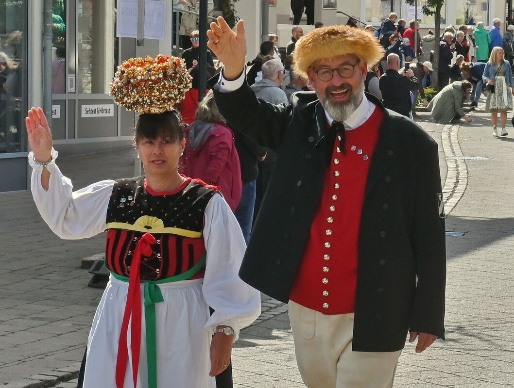 Vorneweg die Steinlachtracht FOTO MEYER