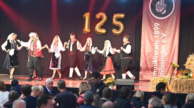 Heimatabend mit traditionellen Tänzen - vom Verein der Evriter Reutlingen vorgetragen. FOTO :MEYER