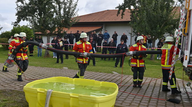 Wehrleute aus Stockach und Gomaringen legen für ihre Silber-Prüfung eine Saugleitung. FOTO: MEYER