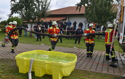 Wehrleute aus Stockach und Gomaringen legen für ihre Silber-Prüfung eine Saugleitung. FOTO: MEYER