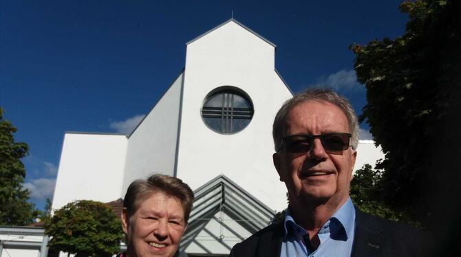 Pastoralreferentin Bärbel Kannwischer und Kirchenmusiker Helmut Kannwischer, hier am Sonntag vor der Mössinger Marienkirche, wur