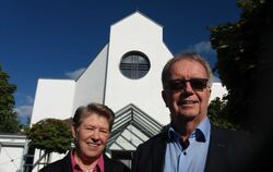 Pastoralreferentin Bärbel Kannwischer und Kirchenmusiker Helmut Kannwischer, hier am Sonntag vor der Mössinger Marienkirche, wur