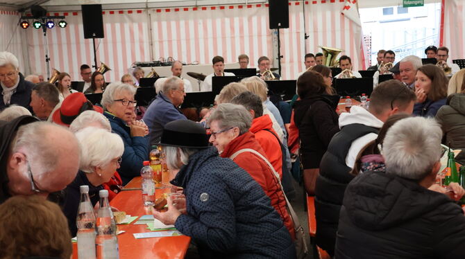 Geselligkeit ist groß geschrieben beim Weinfest der Fußball AH