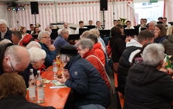 Geselligkeit ist groß geschrieben beim Weinfest der Fußball AH