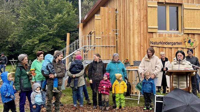 Bürgermeisterin Anja Sauer (rechts) freut sich mit den Kindern, Eltern und Erzieherinnen mit.