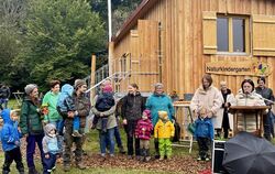 Bürgermeisterin Anja Sauer (rechts) freut sich mit den Kindern, Eltern und Erzieherinnen mit.