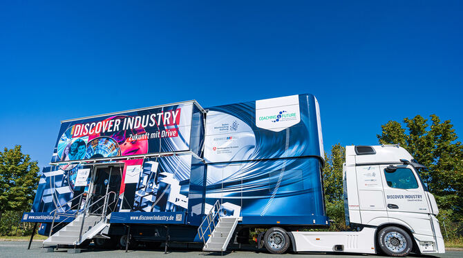 Eine Erlebnisausstellung im »Discover Industry Truck« informiert Schulklassen und Interessierte über MINT-Berufe.  FOTO: PR