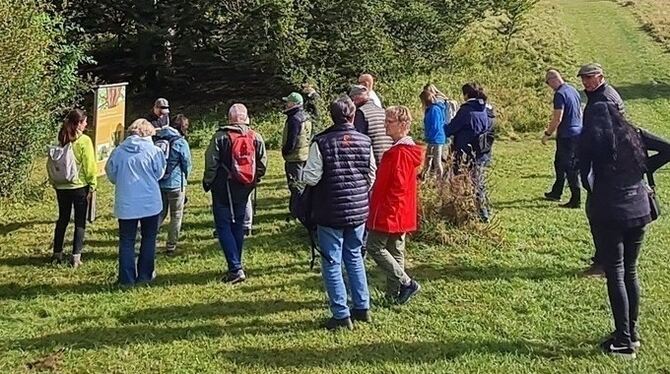 Beim ersten Wacholder-Walk in Münsingen erfuhren die Teilnehmer viel Wissenswertes über die Kulturlandschaft der Wacholderheide