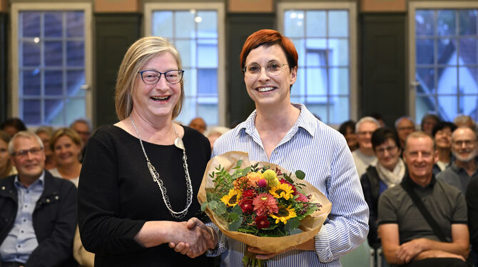 Christel Pahl (links) hat ihrer Nachfolgerin Claudia  Gummper vergangene Woche in der konstituierenden Sitzung  des Gönninger Be