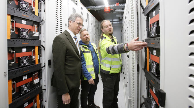 Im Innern des neuen Batteriespeichers der Unternehmensgruppe Schwörer am Hauptstandort in Hohenstein-Oberstetten (von links): Ge