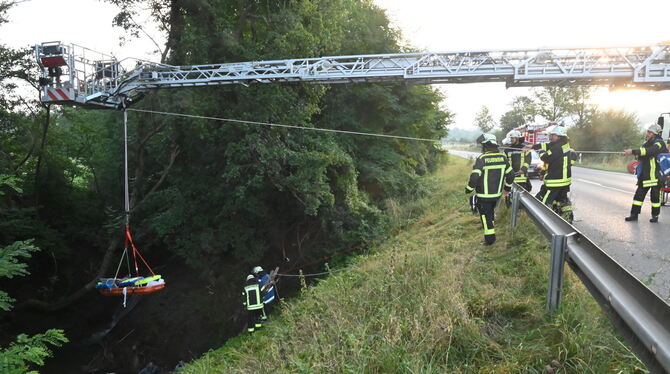 Mit einer Schaufeltrage wurde der verletzte Autofahrer aus dem Bachbett gerettet. FOTO: MEYER