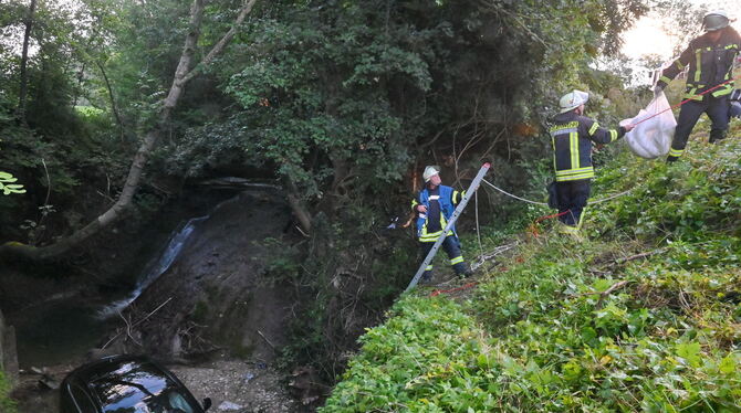 Blick auf die Unfallstelle in zwölf Meter Tiefe. Das Auto prallte zunächst gegen einen Baum und fiel dann in den Öschenbach. FOT