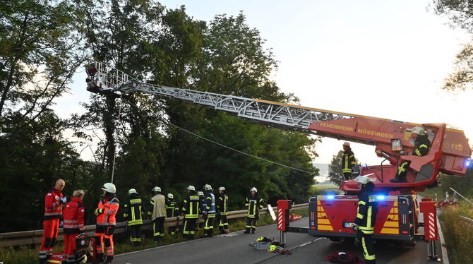 Rettung über die Drehleiter der Mössinger Feuerwehr. FOTO: MEYER