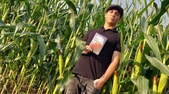 Antonio Robinia Mike Chick Autor Thriller Buch Sonnenbühl Künstler Schriftsteller Antonio Robinia alias Mike Chick legt mit »Der Fremde im Haus« seinen neuen, packenden Thriller vor.