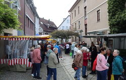 Zahlreiche Besucherinnen und Besuchen haben ihren Weg zum ersten Eninger Wochenmarkt gefunden.