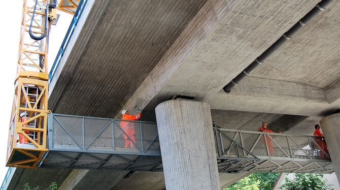 Eine Brücke wird fachmännisch überprüft. Dabei geht es um Standsicherheit, Dauerhaftigkeit und Verkehrssicher