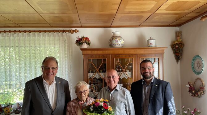 OB Thomas Keck (links) und Bezirksbürgermeister Friedemann Rupp (rechts) gratulieren dem Ehepaar März zur Gnadenhochzeit.