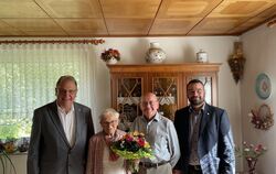 OB Thomas Keck (links) und Bezirksbürgermeister Friedemann Rupp (rechts) gratulieren dem Ehepaar März zur Gnadenhochzeit.