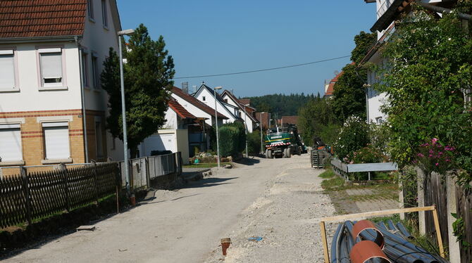 Wenn alles gut weiterläuft, soll die Baustelle in der Eisenbahnstraße im Dezember beendet werden, sagte Wannweils Bürgermeister