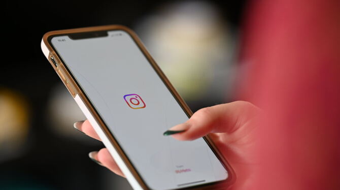 Eine 17-Jährige wollte sich anscheinend über Instagram mit dem Geschädigten verabreden. Als er nachts zum Treffpunkt kam, wurde