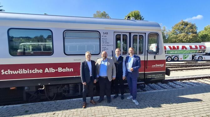 Die Schwäbische Alb-Bahn fährt mit HVO-Diesel, der Tanklastwagen bringt Nachschub. Das geben die SAB-Geschäftsführer Jens Fehren