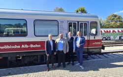 Die Schwäbische Alb-Bahn fährt mit HVO-Diesel, der Tanklastwagen bringt Nachschub. Das geben die SAB-Geschäftsführer Jens Fehren