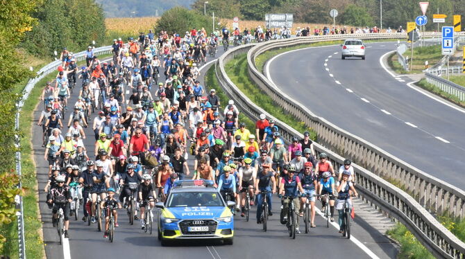 Der Tross der 5.000 Radfahrer, angeführt von einem Polizei-Auto.