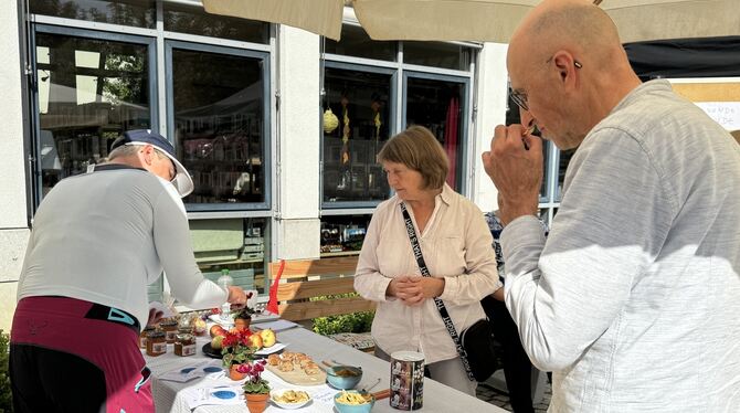 Informieren und probieren war Trumpf bei vielen Besuchern der Wannweiler Gewerbeschau.  FOTO: RUOF