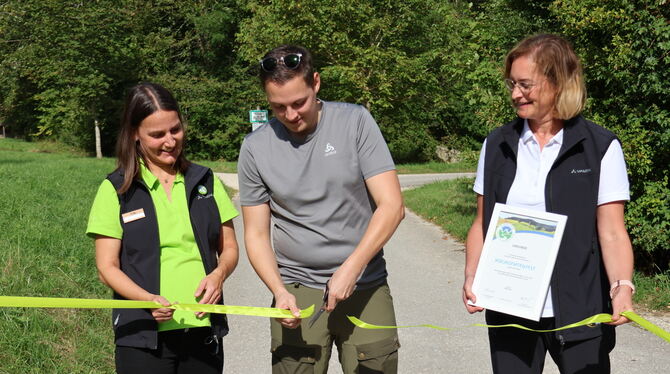 Bürgermeister Eric Sindek gibt mit Larissa Großberger von der Geschäftsstelle hochgehberge  (links) und Tourismusbeauftragte Ste