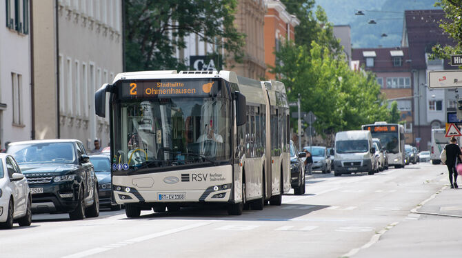 »Alles wird busser«: Seit nahezu fünf Jahren gibt es das neue Stadtbus-Konzept in Reutlingen, die Gartenstraße ist seitdem die z