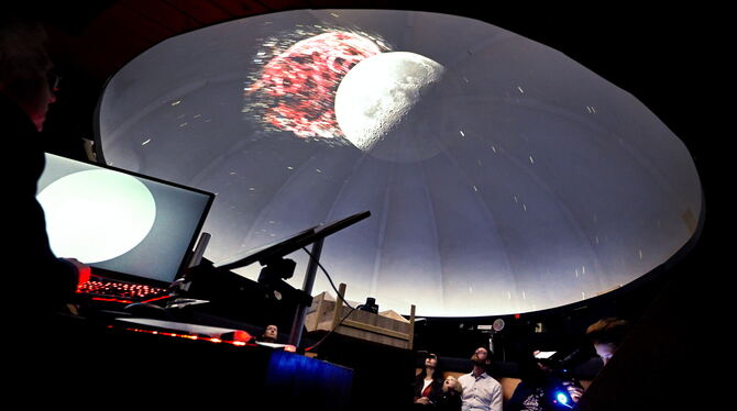 Der Mond trifft in einer beeindruckenden Simulation auf einen Sternenüberrest im Planetarium in der Karlstraße 40 in Reutlingen.