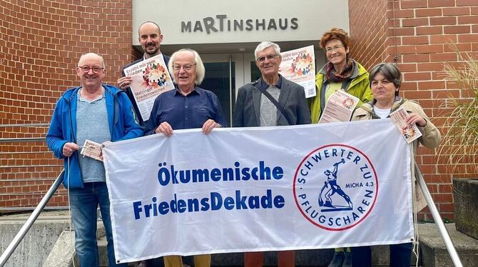 Das Metzinger Aktions-Team für den Frieden (von links): Peter Hild, Pfarrer Jörg Karle, Reinhard Glatzel, Dr. Werner Deigendesch