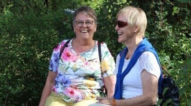 Eine Erfrischung unterwegs: Doris Grauer und Ellenore Steinhilber beim Fußbad im Steiglesbrunnen.  FOTOS: FÖRDER