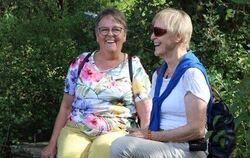 Eine Erfrischung unterwegs: Doris Grauer und Ellenore Steinhilber beim Fußbad im Steiglesbrunnen.  FOTOS: FÖRDER