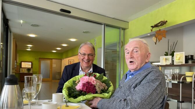 OB Keck (links) gratuliert Heinz Parthum (rechts) zum Ehrentag.