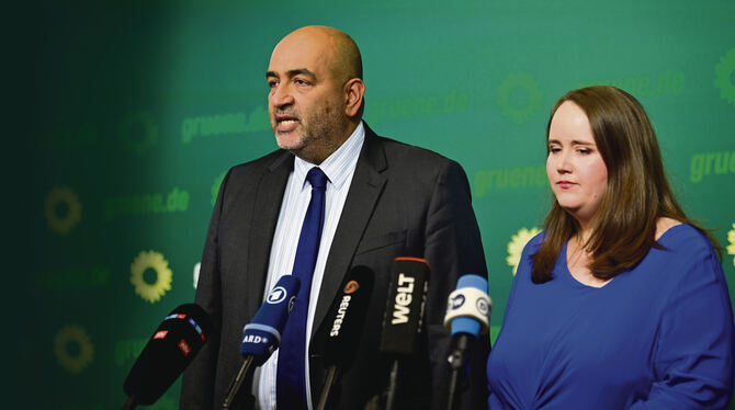 Die Grünen-Parteivorsitzenden Ricarda Lang und Omid Nouripour geben bei einer Pressekonferenz in der Bundesgeschäftsstelle Bündn