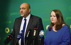 Die Grünen-Parteivorsitzenden Ricarda Lang und Omid Nouripour geben bei einer Pressekonferenz in der Bundesgeschäftsstelle Bündn