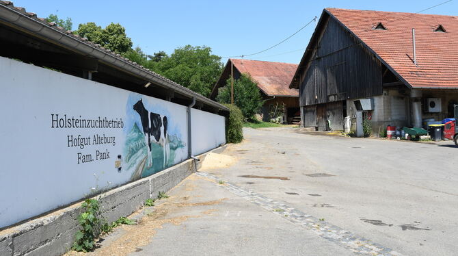 Wo heute der Milchviehstall (links) steht,  möchten die neuen Pächter einen Hofladen bauen.