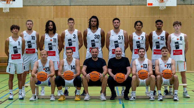 Mit diesem Kader gehen die Basketballer der TSG Solcom Ravens Reutlingen in die Regionalliga-Saison 2024/25, hinten von links: J