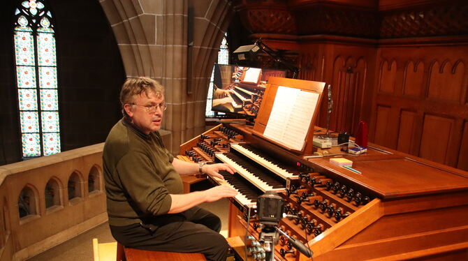 Marienkantor Wille probiert Kamera und Monitor an der Orgel.  FOTO: PR