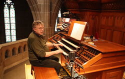 Marienkantor Wille probiert Kamera und Monitor an der Orgel.  FOTO: PR