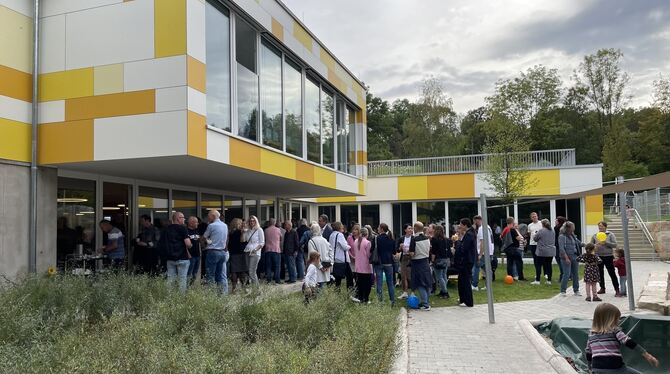 Großer Andrang am Städtischen Kindergarten im Taubbronnenweg: Rund 100 Leute erschienen zur Eröffnung des Neubaus.