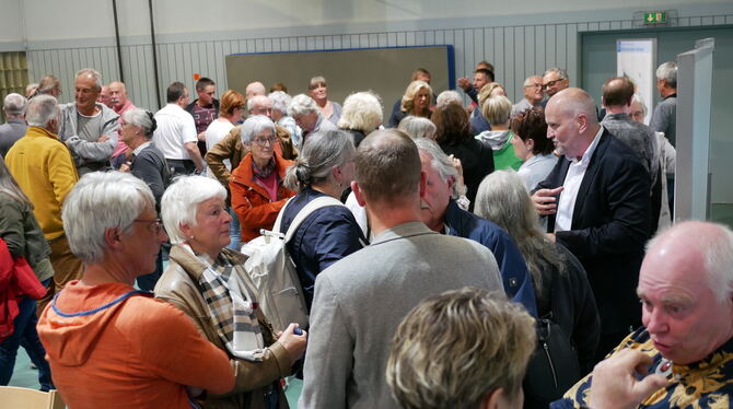 Die Menschen in Bronnweiler diskutieren beim Informationsabend in der Sporthalle über das geplante Neubaugebiet Riedwiesen.