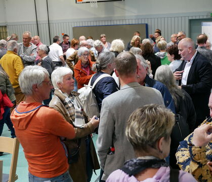 Die Menschen in Bronnweiler diskutieren beim Informationsabend in der Sporthalle über das geplante Neubaugebiet Riedwiesen.