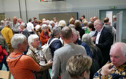 Die Menschen in Bronnweiler diskutieren beim Informationsabend in der Sporthalle über das geplante Neubaugebiet Riedwiesen.