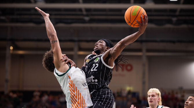 Top-Scorer der Tigers Tübingen beim Auftaktspiel in Trier: Spielmacher Kenny Cooper (mit Ball).