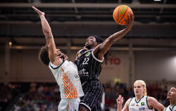 Top-Scorer der Tigers Tübingen beim Auftaktspiel in Trier: Spielmacher Kenny Cooper (mit Ball).