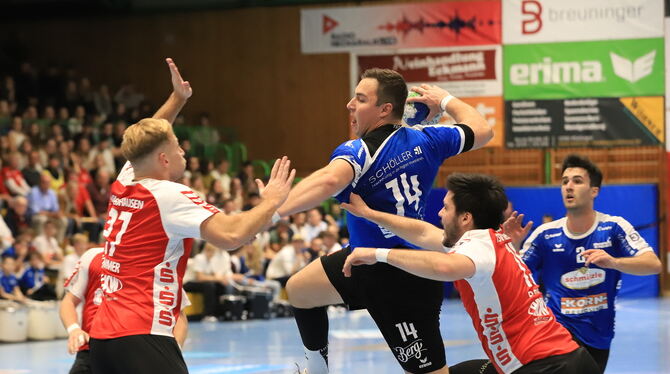 Der Pfullinger Niklas Roth im Spiel gegen den TSV Neuhausen/Filder (links: Luis Sommer).