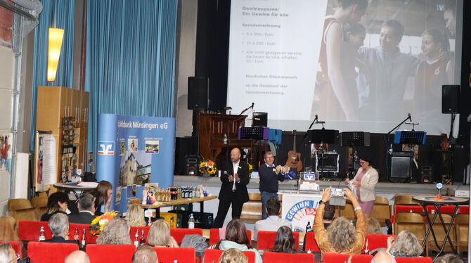 Im Tonfilmtheater Auingen feierte die Volksbank Münsingen 25 Jahre VR-Gewinnsparen.